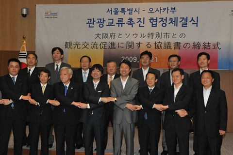 民団幹部に同行してソウル市長を表敬訪問する、橋下知事