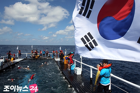 韓国人活動家、竹島まで生簀の中を泳いで無事到着