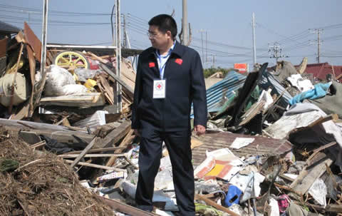 中国人、陳光標が被災地で視察のパフォーマンス