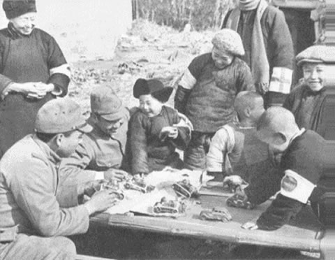 日本兵の前で緊張する子供たち