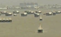 尖閣諸島へ向かう中国の違法操業漁船団