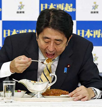 自民党総裁選の出陣式でカツカレーを食べる安倍元首相