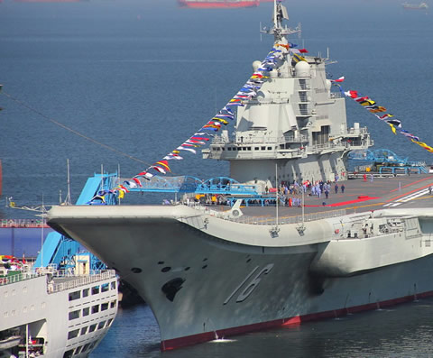 中国国防省がウクライナから購入した空母「ワリャーグ」、艦名「遼寧」