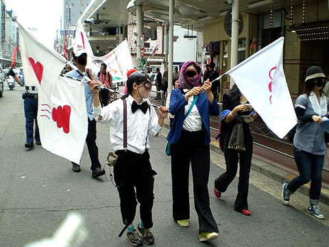 在日韓国人による日本でのデモ、うんこの旗でニッコリ