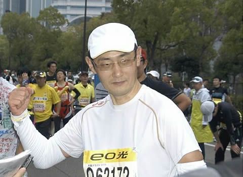 京都マラソンで完走宣言をする山中伸弥教授